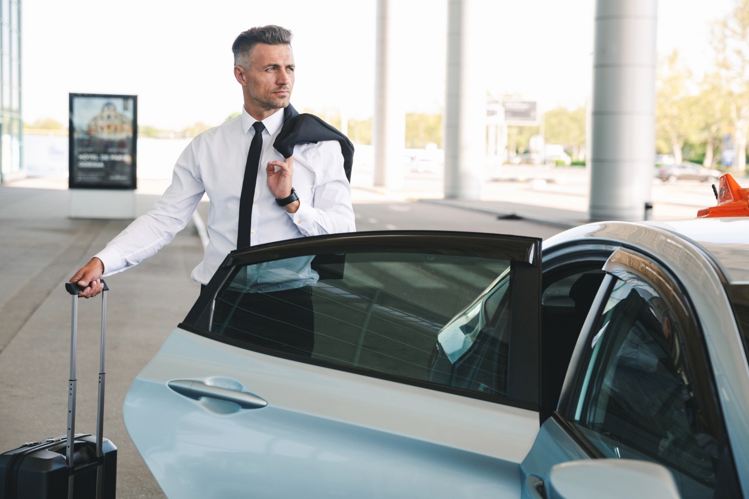 Taxi ABS Transfers - Transfert de l'aéroport à votre destination Homme empruntant un taxi d'ABS Transfers pour se rendre à son hôtel depuis l'aéroport