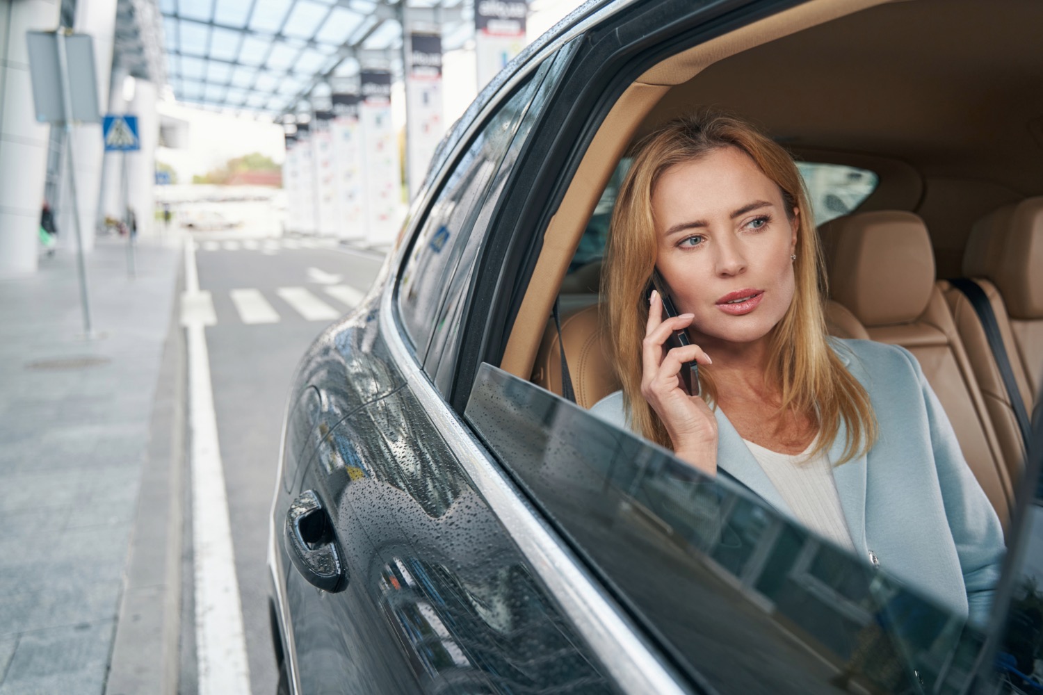 Taxi ABS Transfers - Transfert de l'aéroport à votre hôtel ou chasmbre d'hôtes Femme profitant du confort d'un taxi d'ABS Transfers pour se rendre à sa destination depuis l'aéroport
